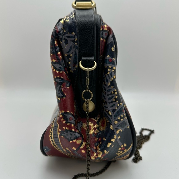 Elegant Black and Red Paisley Handbag - Picture 4 of 16